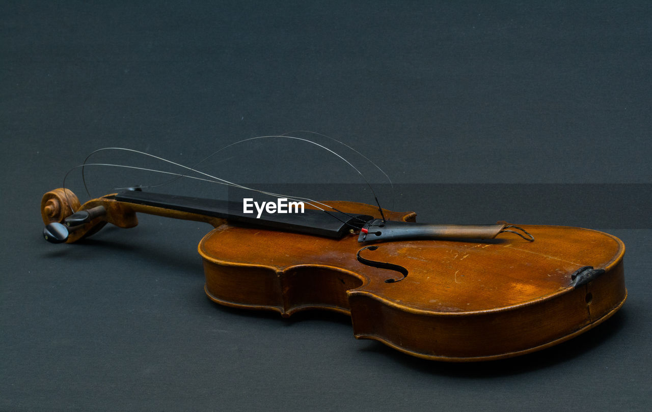 violin, bowed string instrument, viola, music, musical instrument, arts culture and entertainment, string instrument, studio shot, cello, musical equipment, indoors, no people, string, guitar, bass guitar, single object, wood, classical music, fiddle, gray background, colored background, acoustic guitar, black background, cut out, musical instrument string