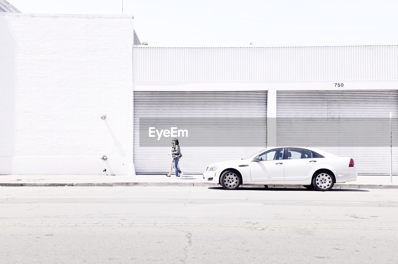 SIDE VIEW OF BICYCLE PARKED ON SIDEWALK