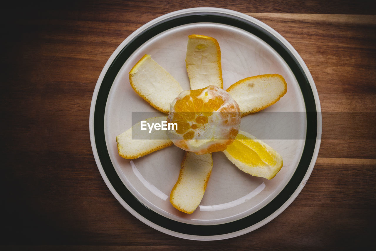 HIGH ANGLE VIEW OF FRUIT IN PLATE ON TABLE