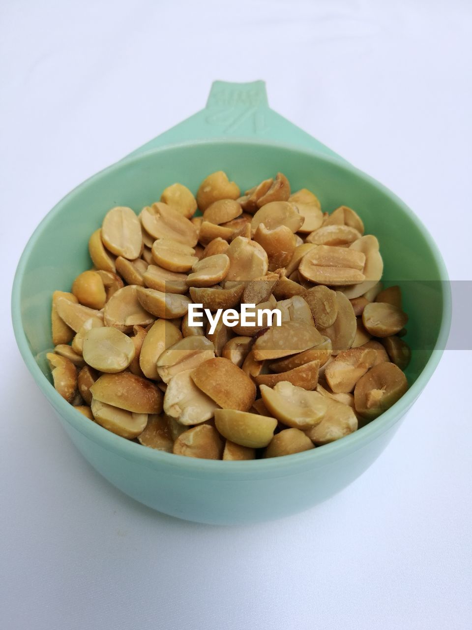 HIGH ANGLE VIEW OF ROASTED COFFEE BEANS IN BOWL