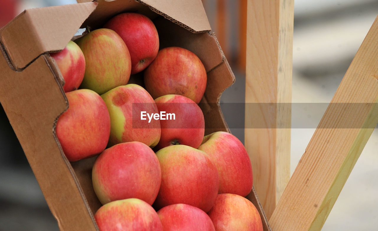 HIGH ANGLE VIEW OF APPLES IN CRATE IN BOX