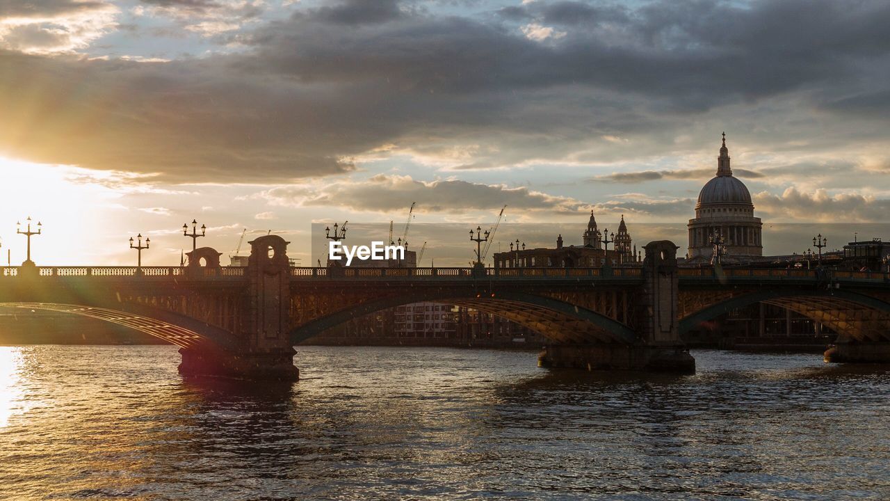 VIEW OF BRIDGE OVER RIVER IN CITY