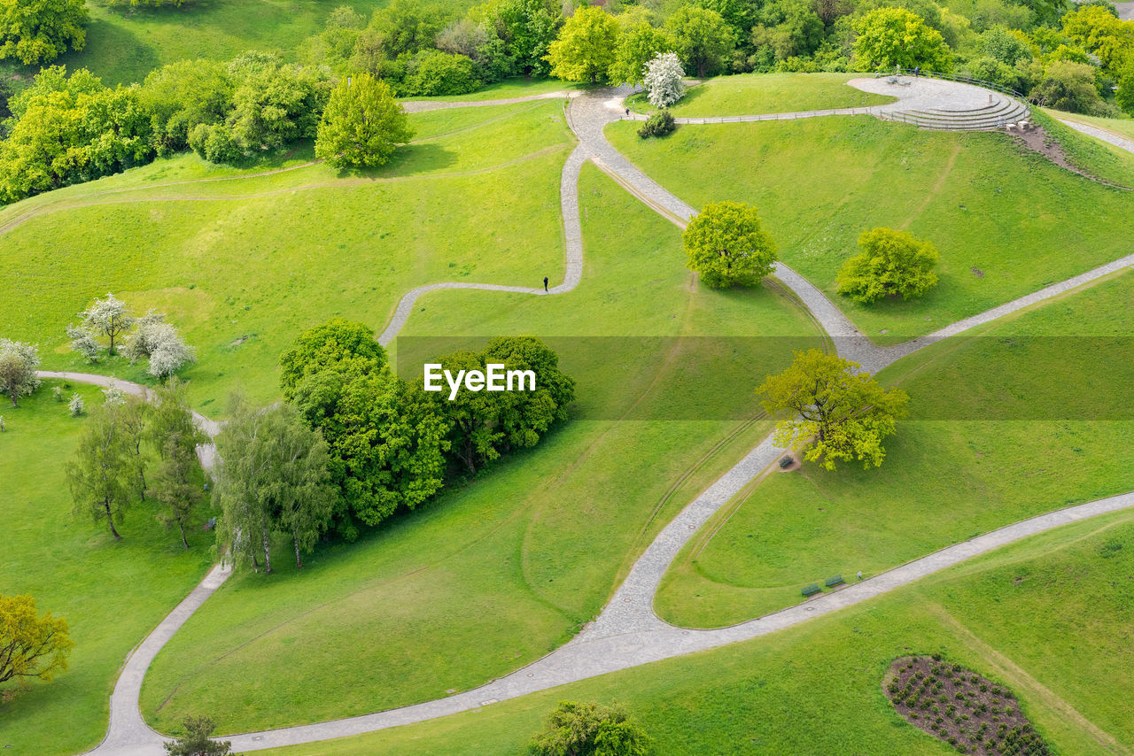 HIGH ANGLE VIEW OF GOLF COURSE ON GREEN LANDSCAPE