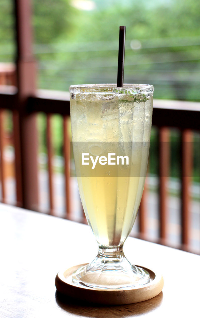 CLOSE-UP OF BEER IN GLASS