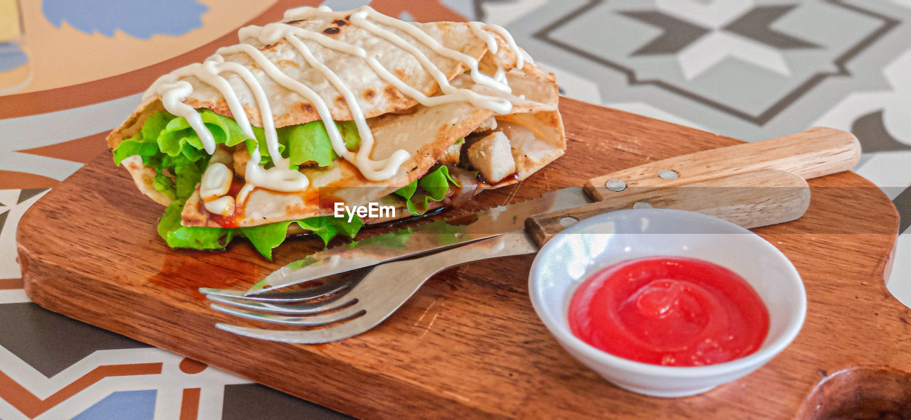HIGH ANGLE VIEW OF SANDWICH ON TABLE