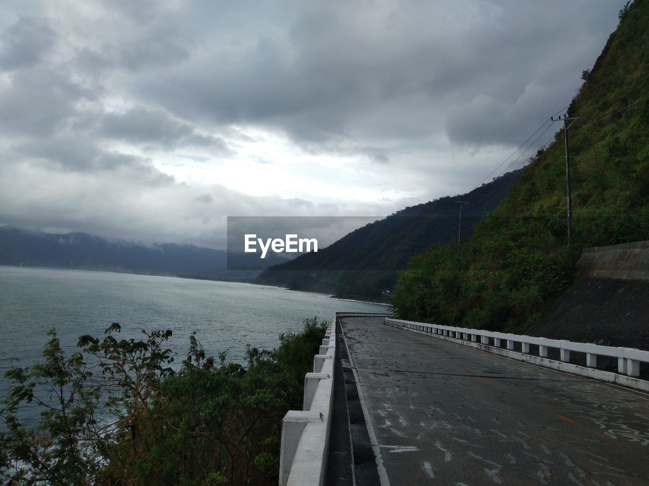 PANORAMIC VIEW OF LAKE AGAINST SKY