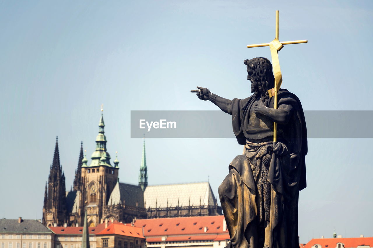 LOW ANGLE VIEW OF STATUE AGAINST BUILDING