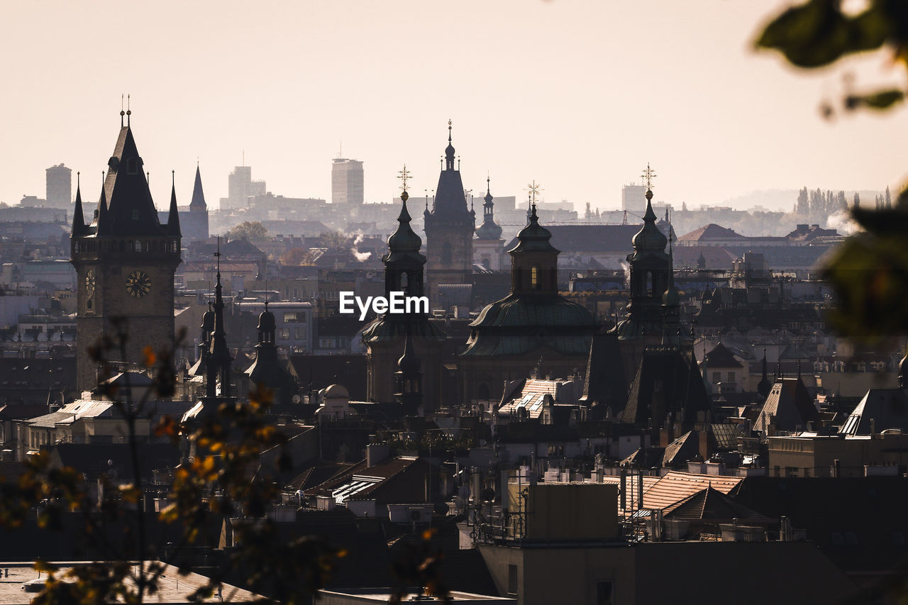 VIEW OF BUILDINGS AGAINST SKY IN CITY