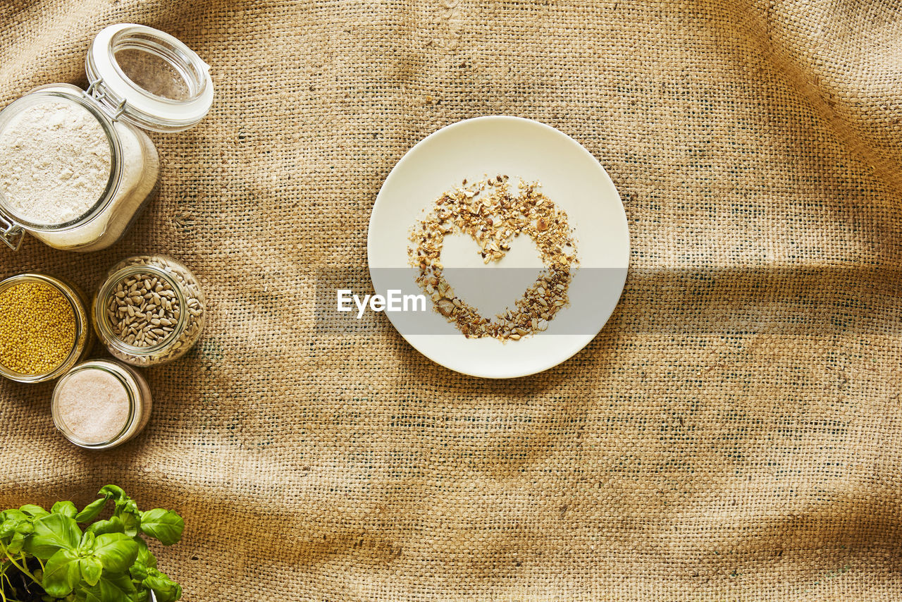 HIGH ANGLE VIEW OF COFFEE IN GLASS ON TABLE