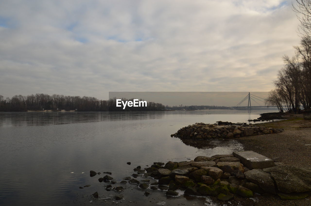 PANORAMIC VIEW OF LAKE AGAINST SKY