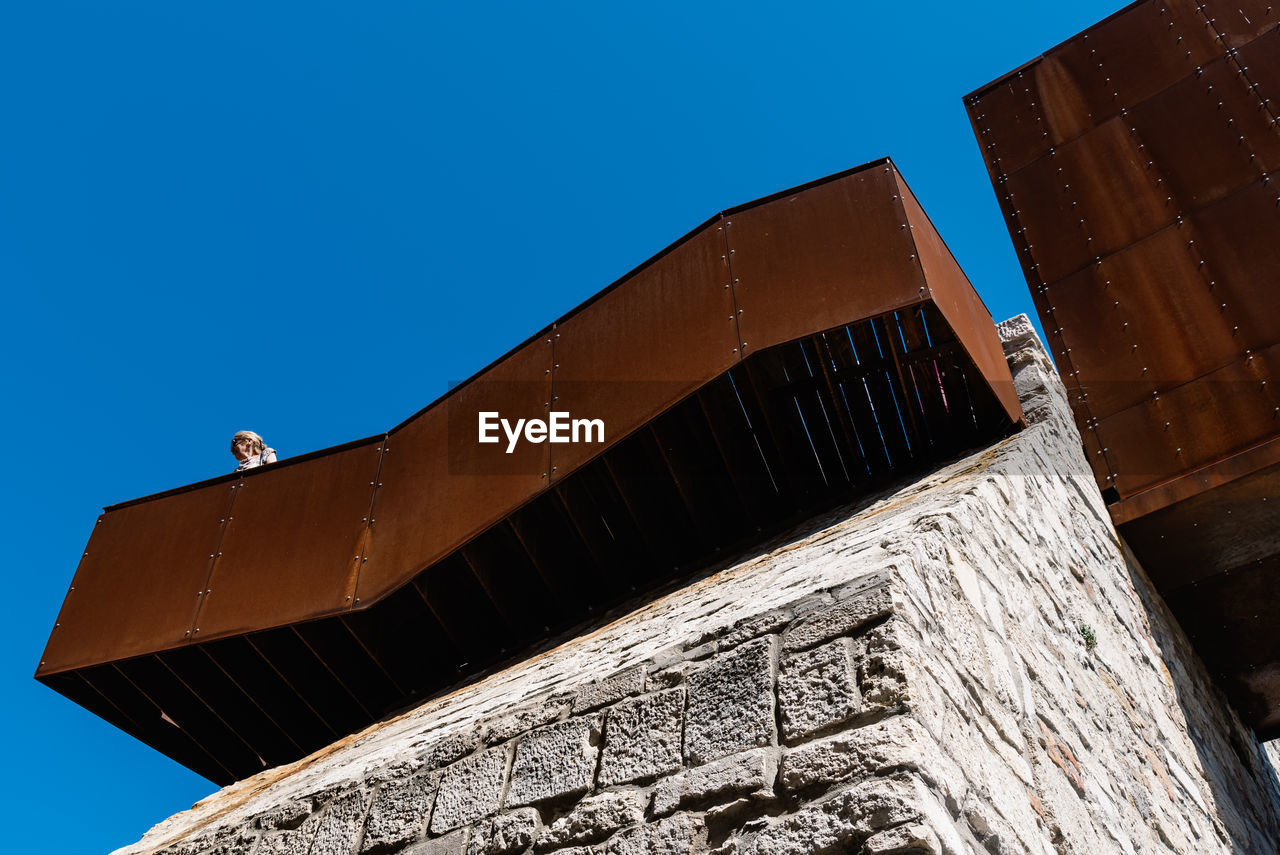 LOW ANGLE VIEW OF BUILDING AGAINST CLEAR BLUE SKY