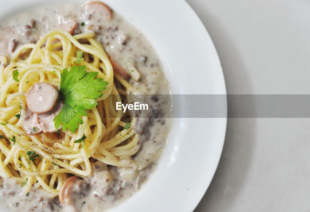 CLOSE-UP OF PASTA IN PLATE