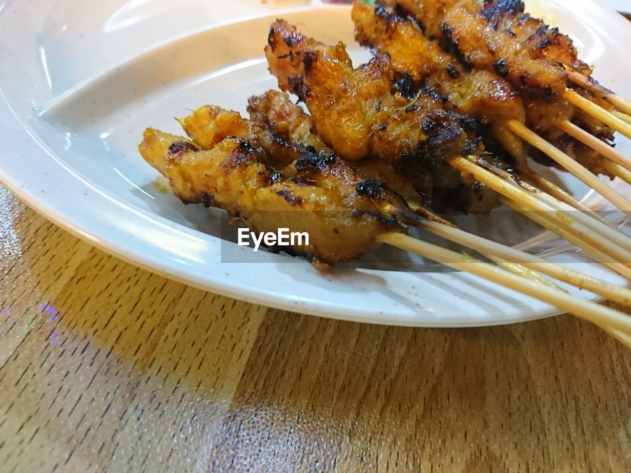 CLOSE-UP OF MEAT ON PLATE