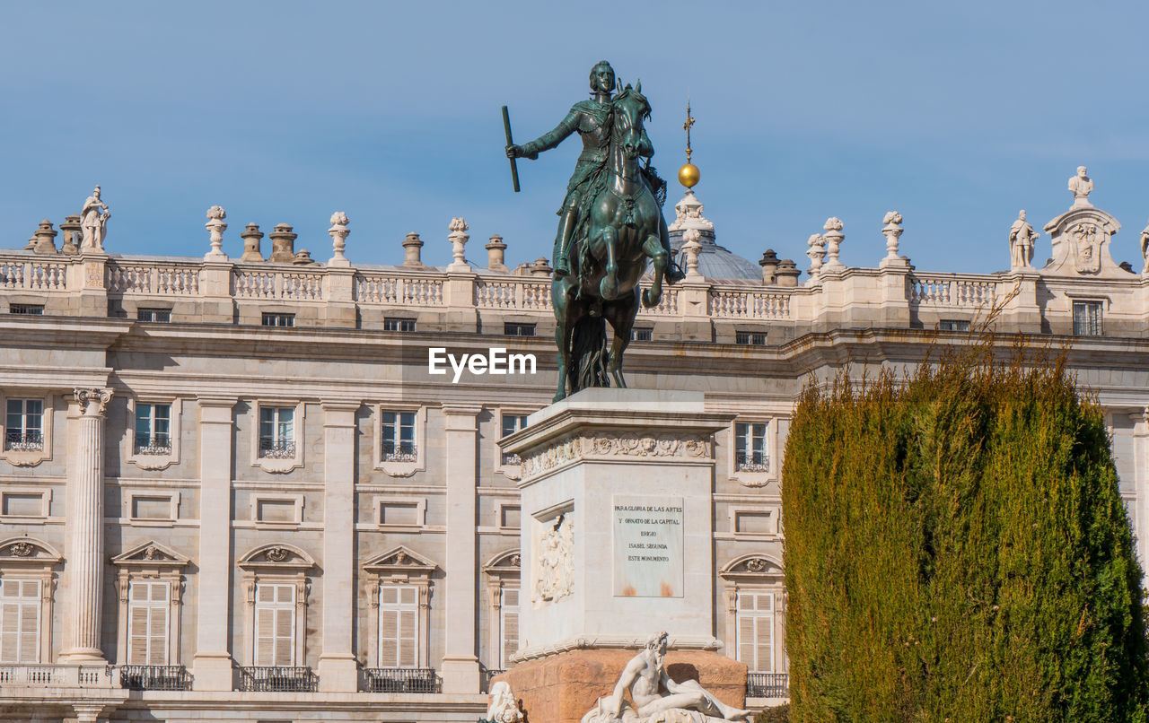 STATUE OF HISTORIC BUILDING