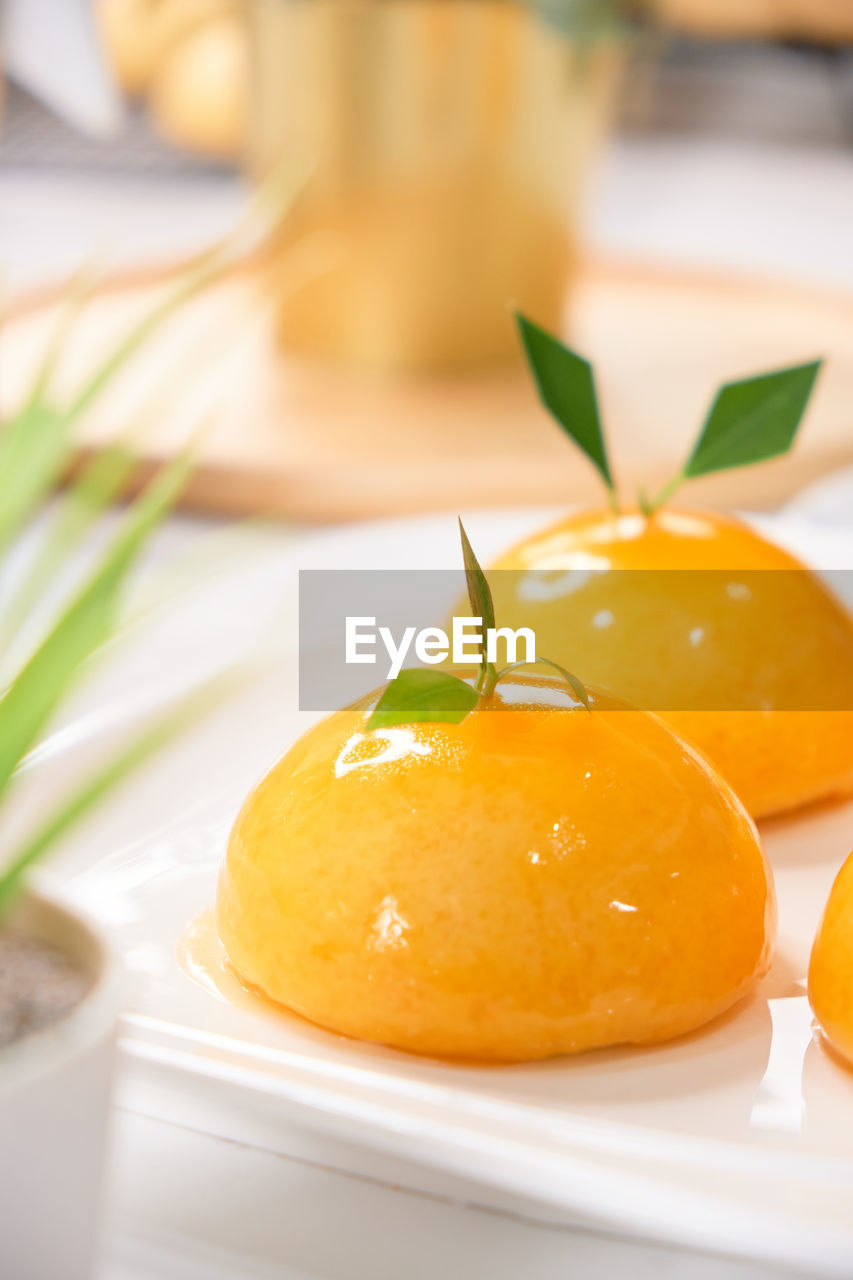 HIGH ANGLE VIEW OF ORANGE SLICES IN PLATE