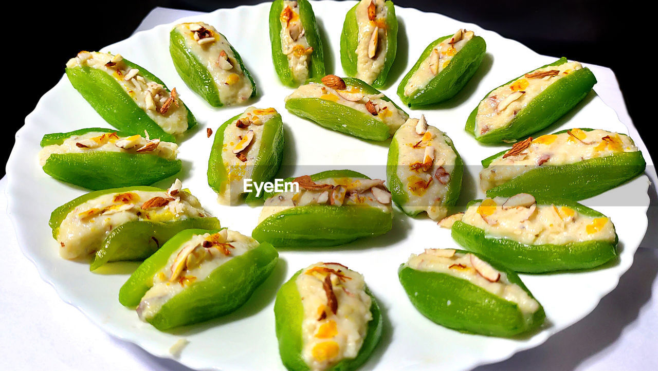 HIGH ANGLE VIEW OF SALAD SERVED IN PLATE