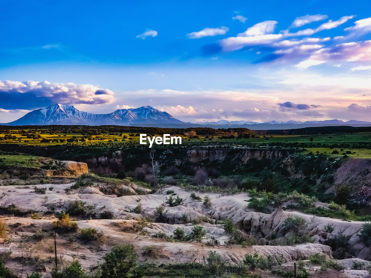 SCENIC VIEW OF LANDSCAPE AND MOUNTAIN AGAINST SKY