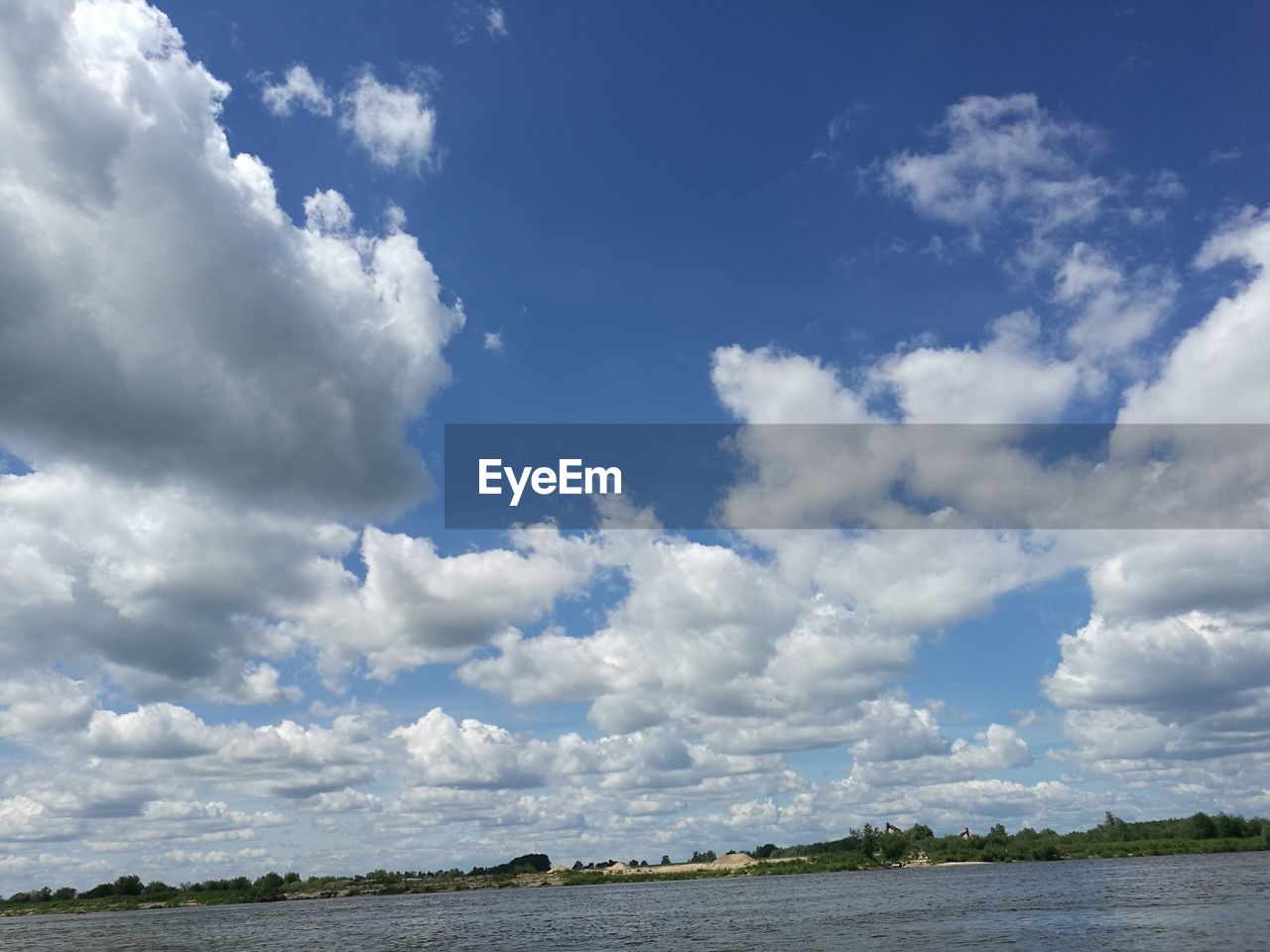 PANORAMIC VIEW OF SEA AGAINST BLUE SKY