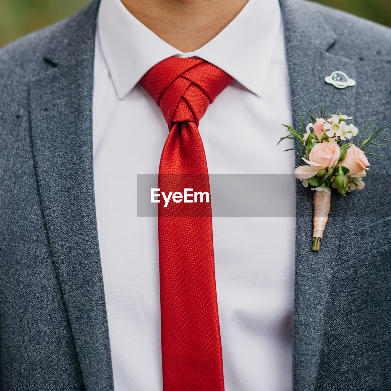 Wedding day. groom. boutonniere.