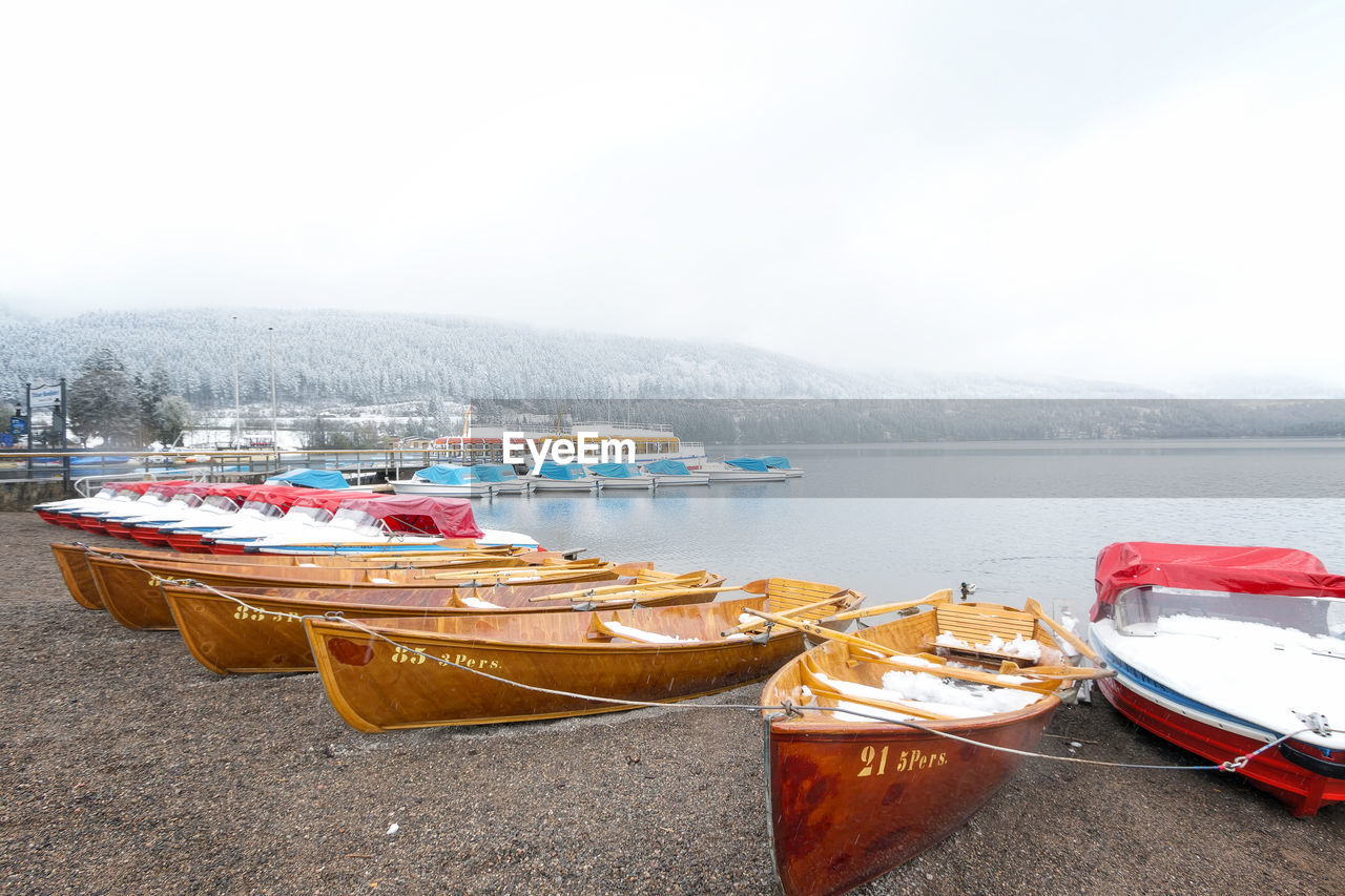 PANORAMIC VIEW OF BOATS MOORED ON LAKE AGAINST SKY