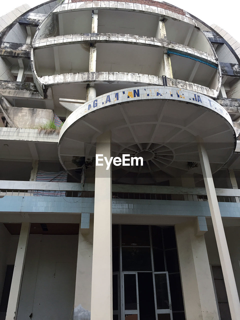 LOW ANGLE VIEW OF FERRIS WHEEL AGAINST MODERN BUILDING