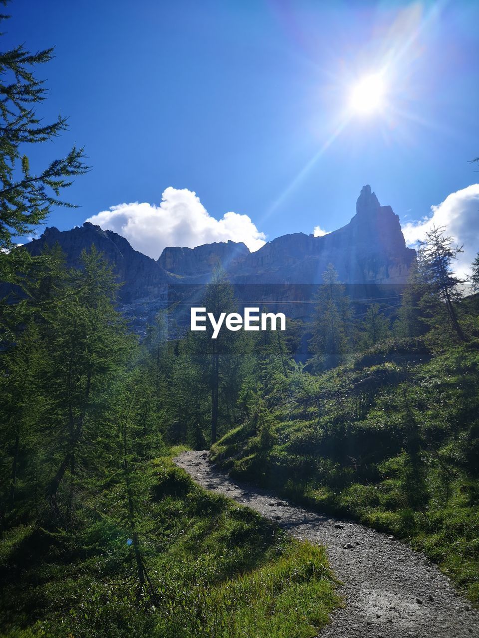 SCENIC VIEW OF LANDSCAPE AND MOUNTAINS AGAINST SKY ON SUNNY DAY