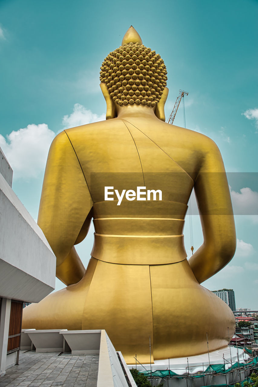 Giant golden buddha statue of dhammakaya thep mongkol buddha in wat paknam bhasicharoen temple