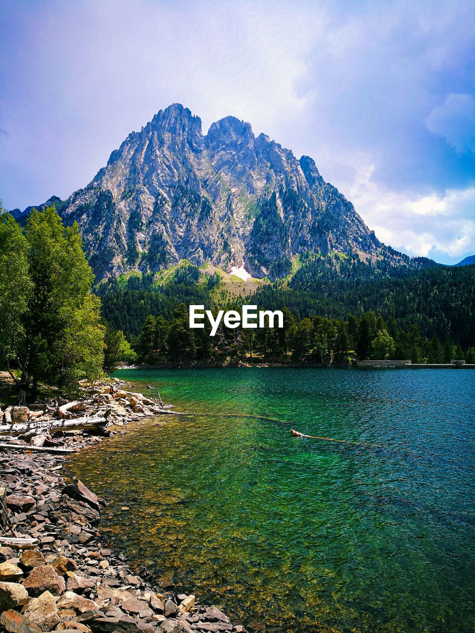 SCENIC VIEW OF LAKE AGAINST MOUNTAINS