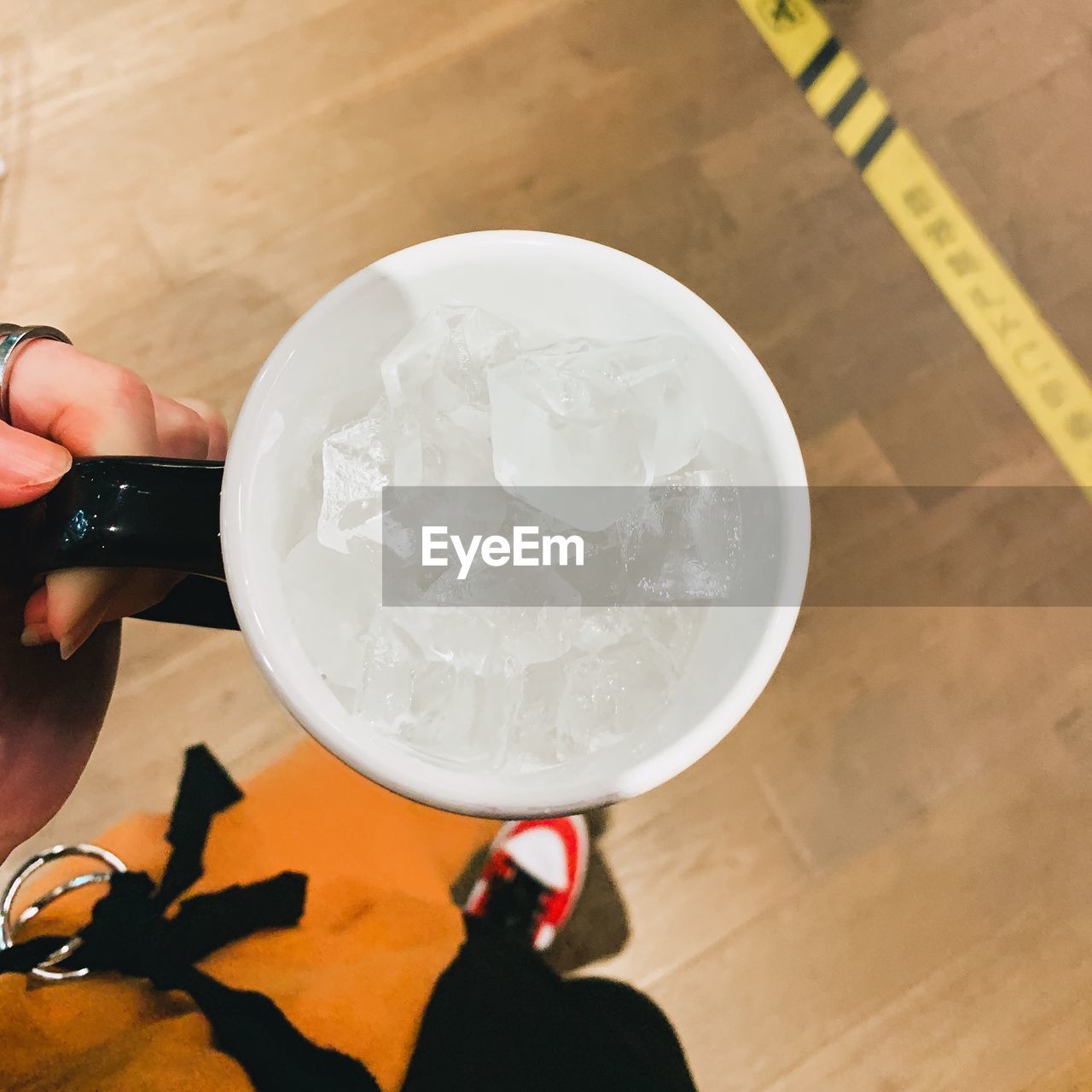 HIGH ANGLE VIEW OF HAND HOLDING ICE CREAM IN GLASS