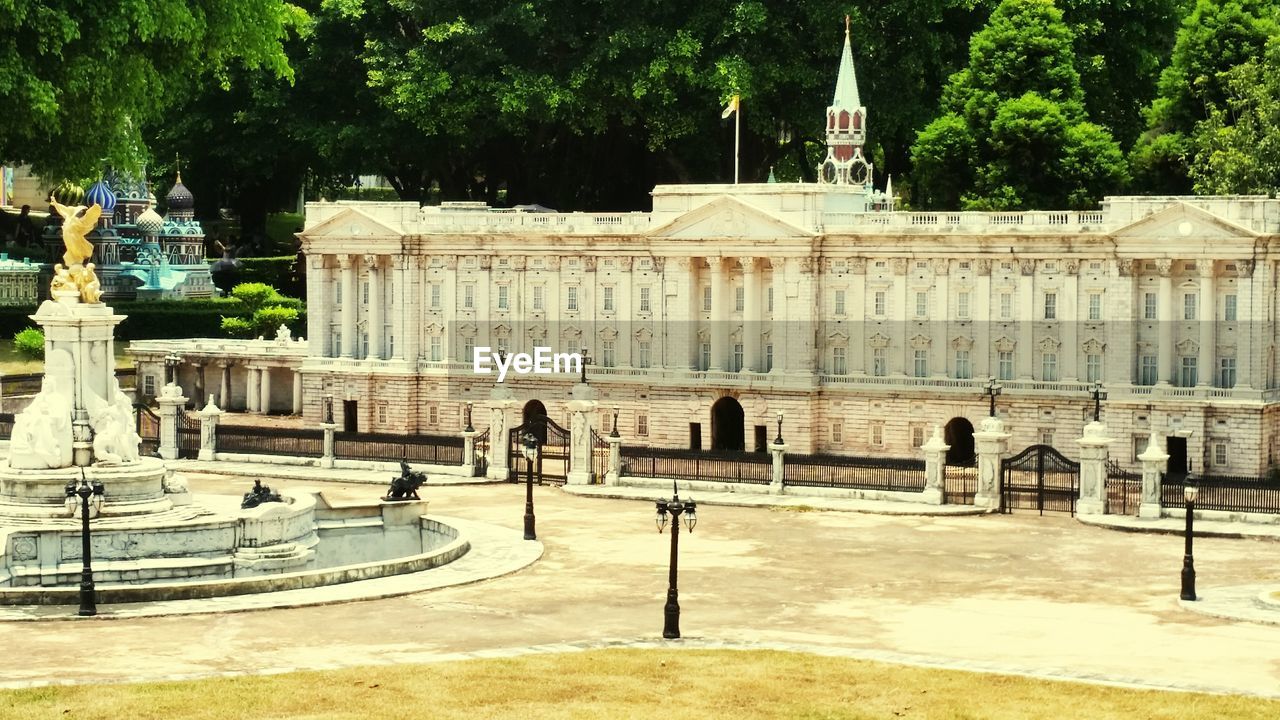 STATUE OF HISTORICAL BUILDING