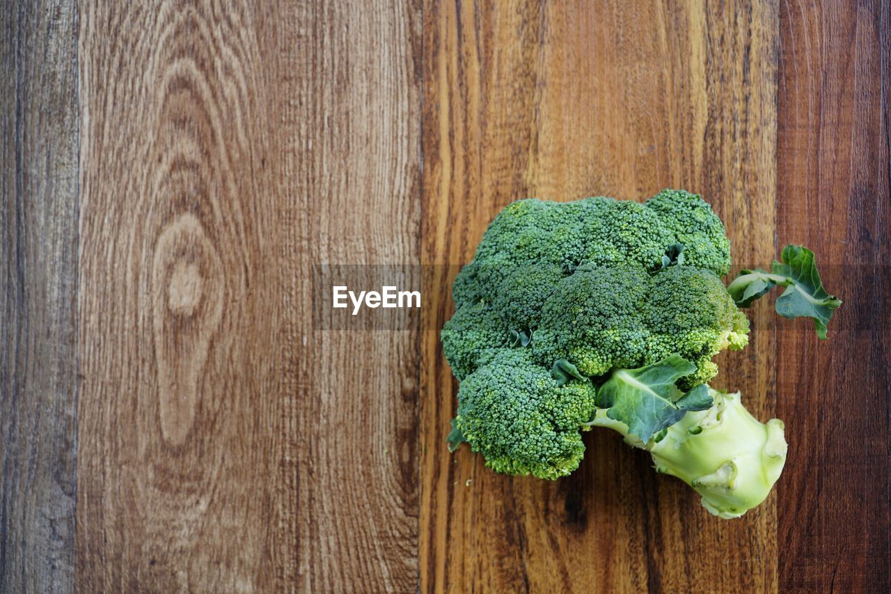 HIGH ANGLE VIEW OF GREEN VEGETABLES ON TABLE