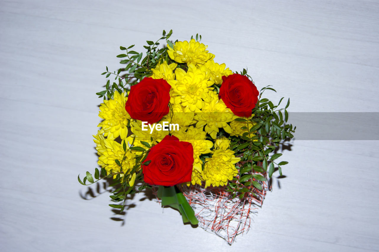 HIGH ANGLE VIEW OF RED ROSE BOUQUET