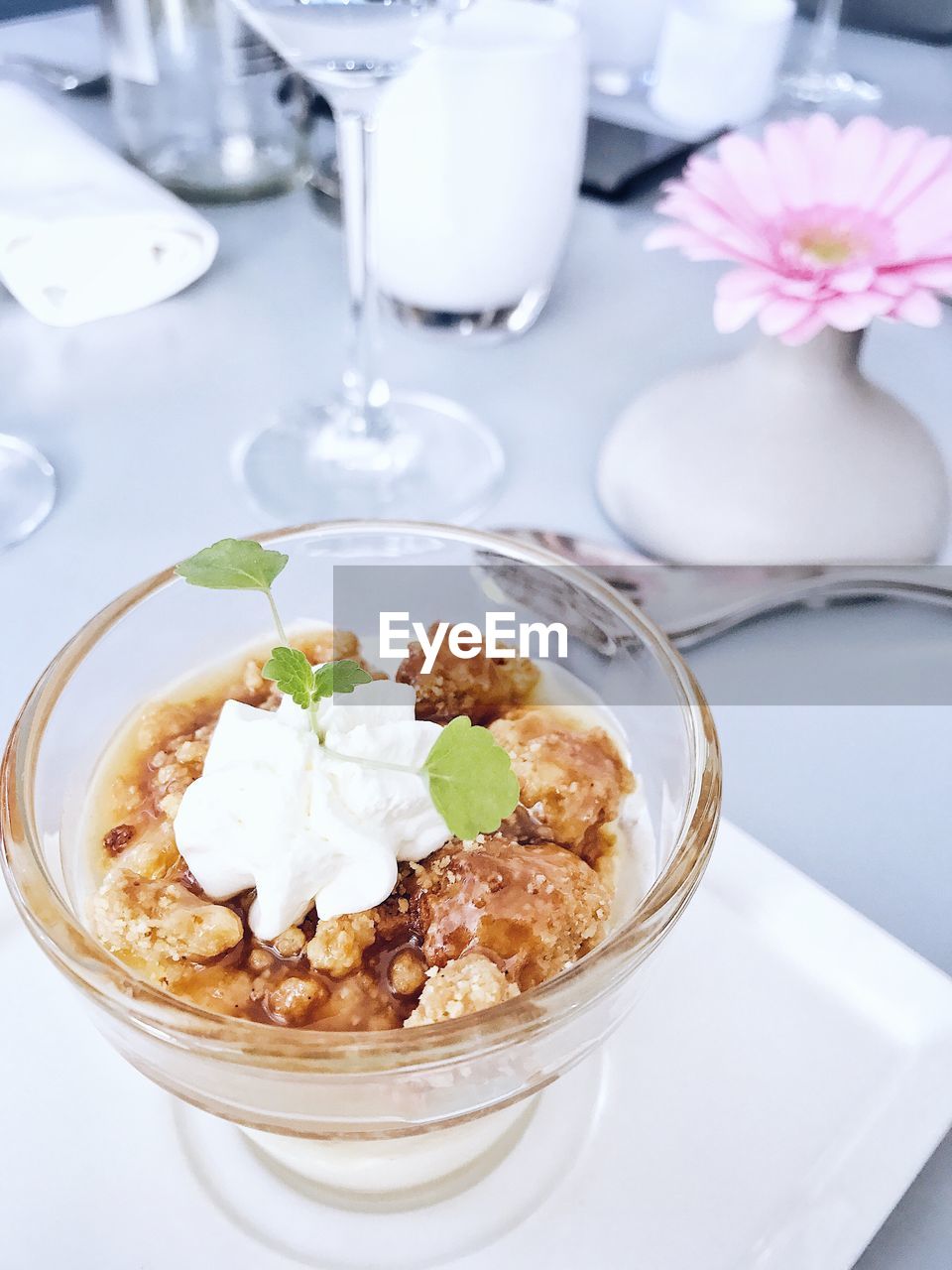 HIGH ANGLE VIEW OF FOOD ON TABLE