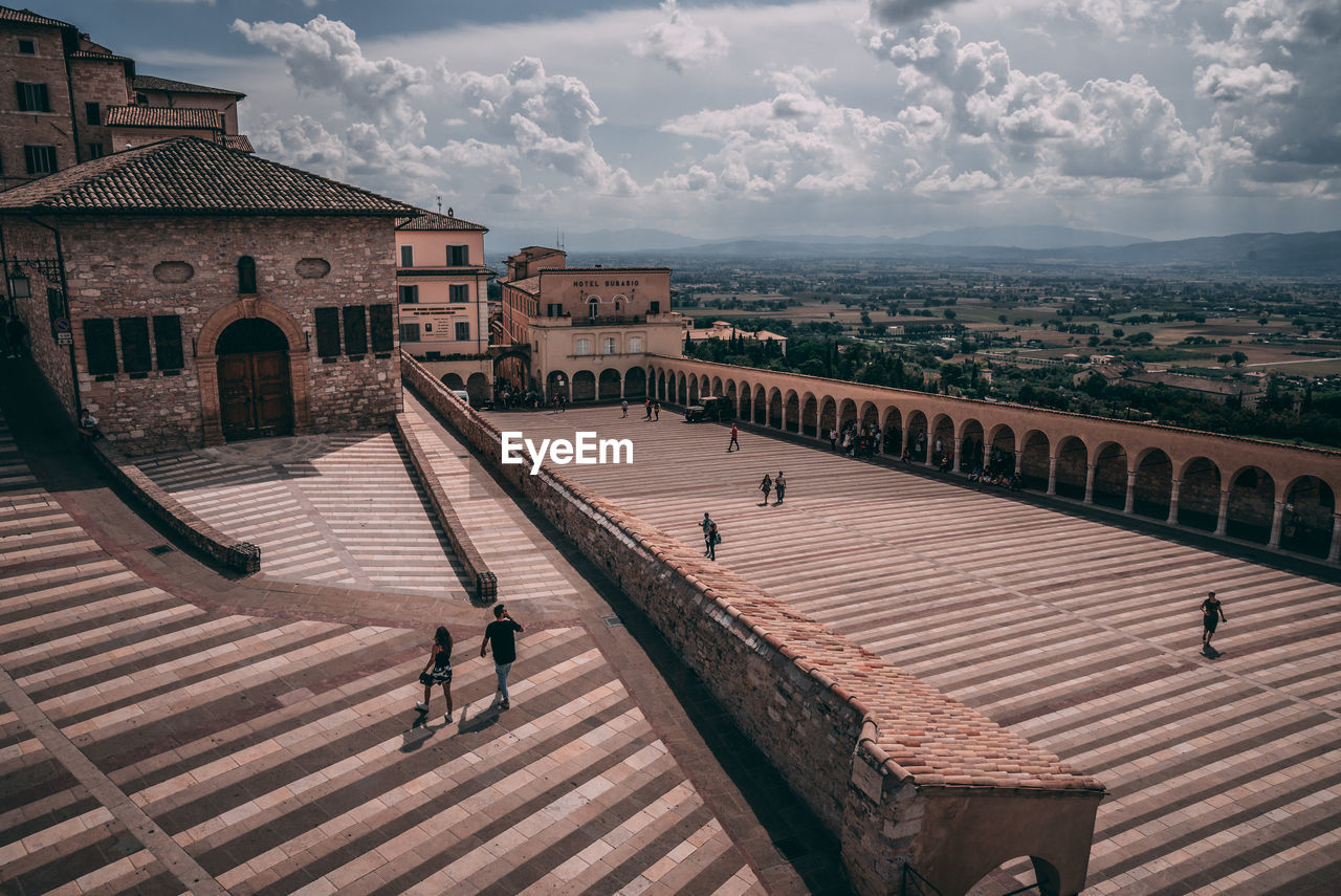 HIGH ANGLE VIEW OF PEOPLE ON BUILDINGS IN CITY