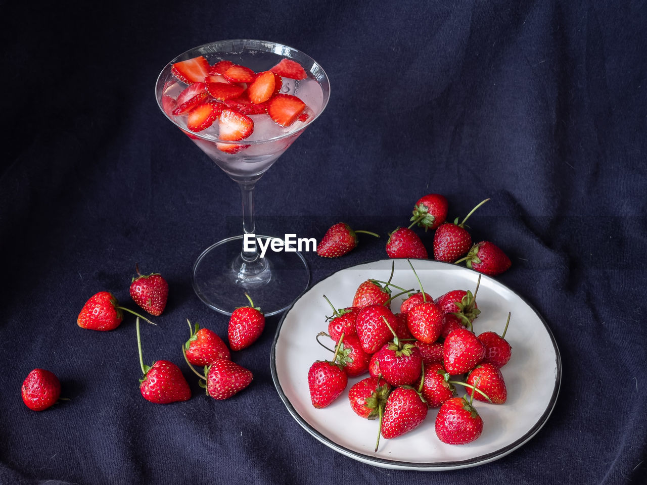 HIGH ANGLE VIEW OF STRAWBERRIES IN CONTAINER