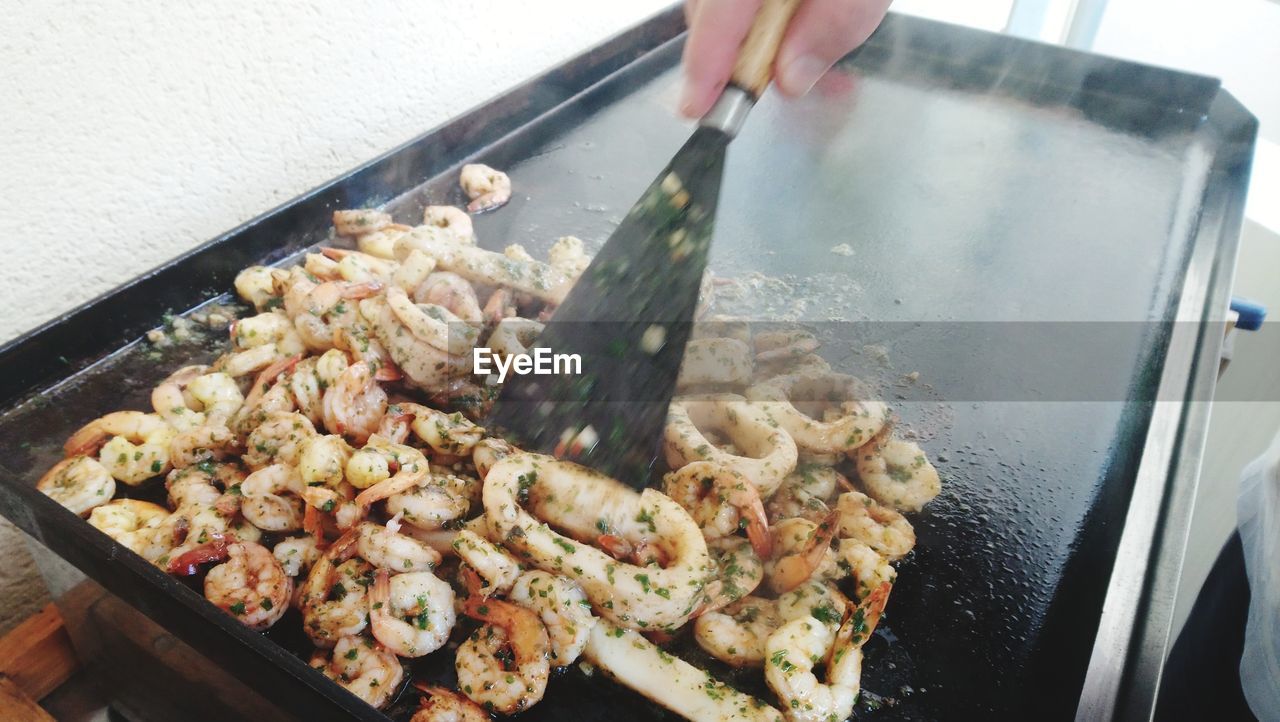 MIDSECTION OF MAN PREPARING FOOD