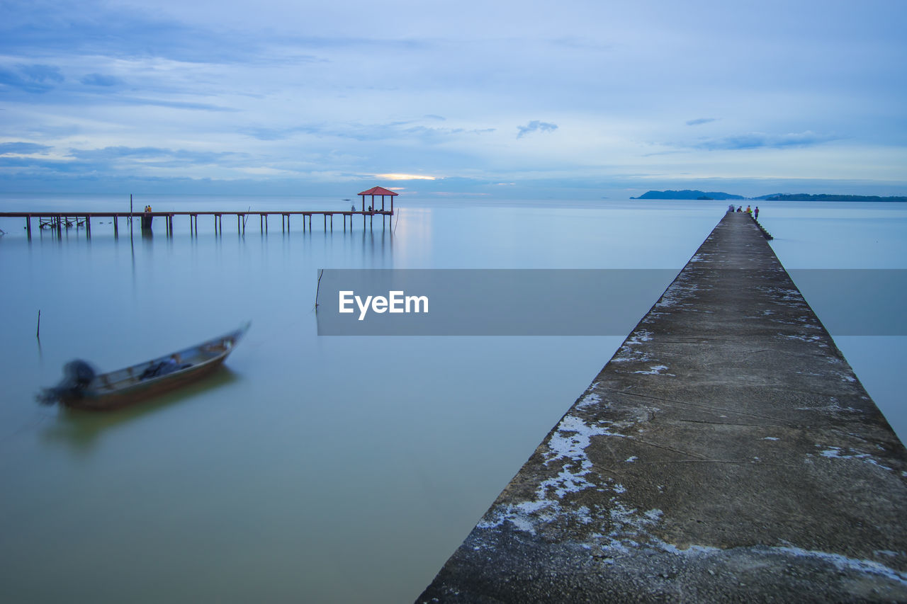 SCENIC VIEW OF CALM SEA AGAINST SKY