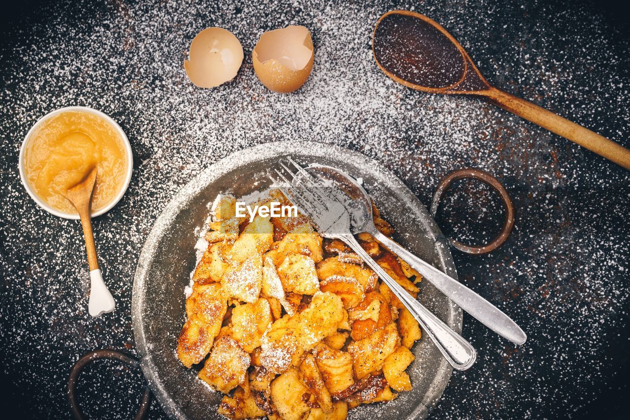 HIGH ANGLE VIEW OF DESSERT IN KITCHEN