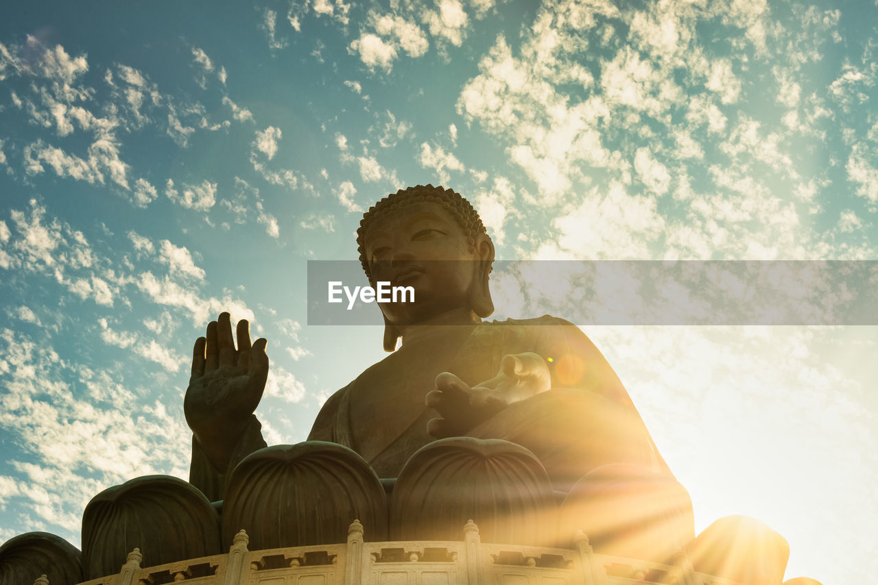 LOW ANGLE VIEW OF STATUES AGAINST SKY