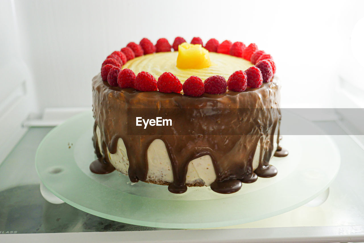 CLOSE-UP OF CAKE SERVED ON PLATE