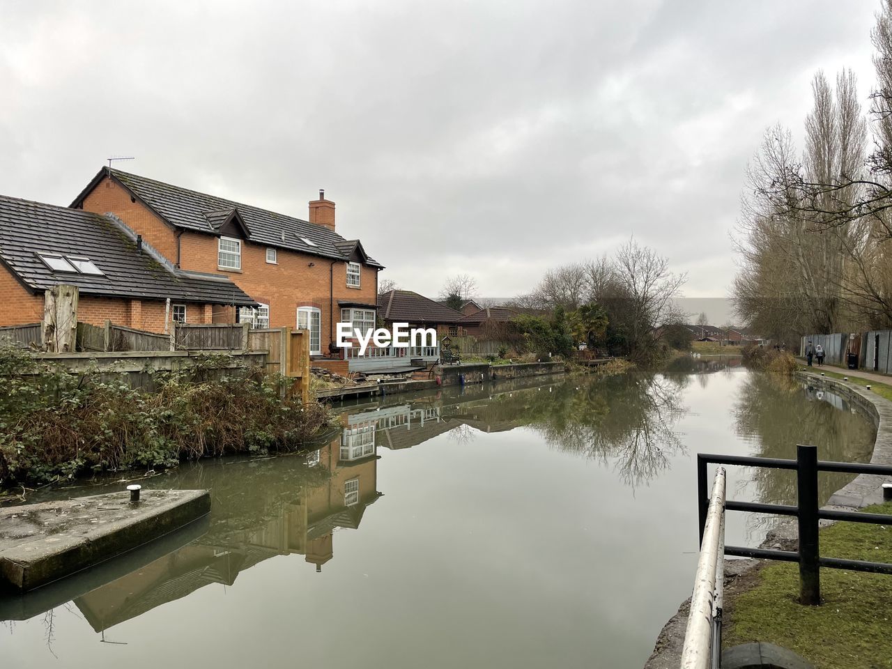 water, architecture, built structure, building exterior, building, reflection, house, waterway, sky, nature, cloud, river, tree, residential district, estate, plant, no people, outdoors, tranquility, city, beauty in nature, travel destinations, day, environment