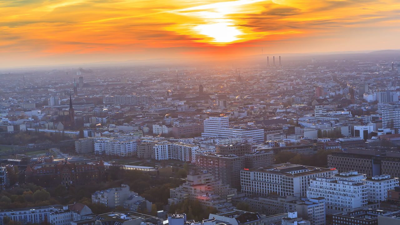 AERIAL VIEW OF CITYSCAPE AGAINST SKY