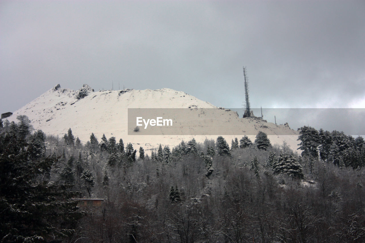 PANORAMIC SHOT OF SNOWCAPPED MOUNTAIN AGAINST SKY