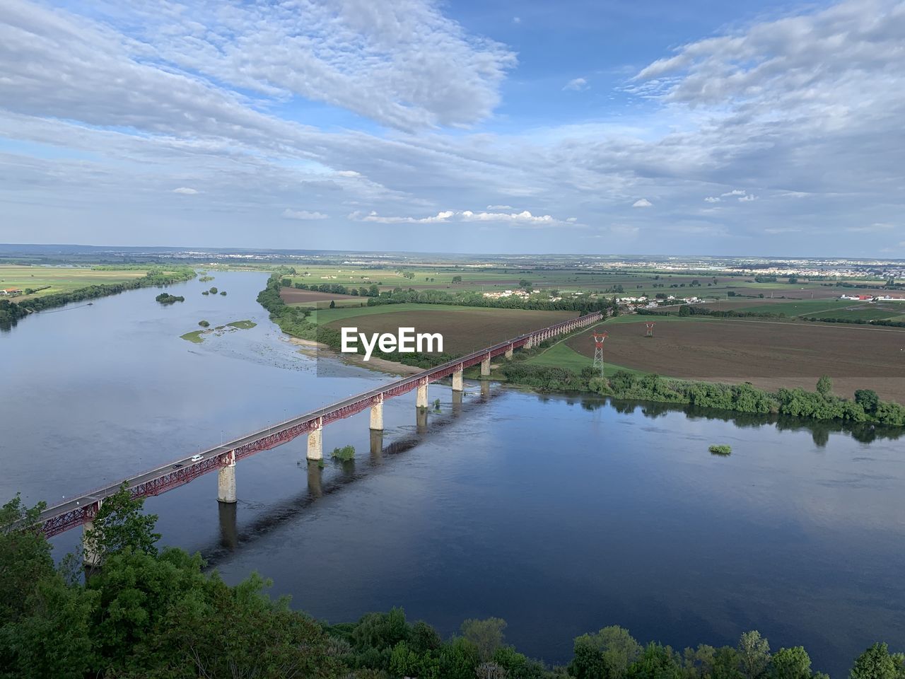 SCENIC VIEW OF LAKE AND LANDSCAPE AGAINST SKY