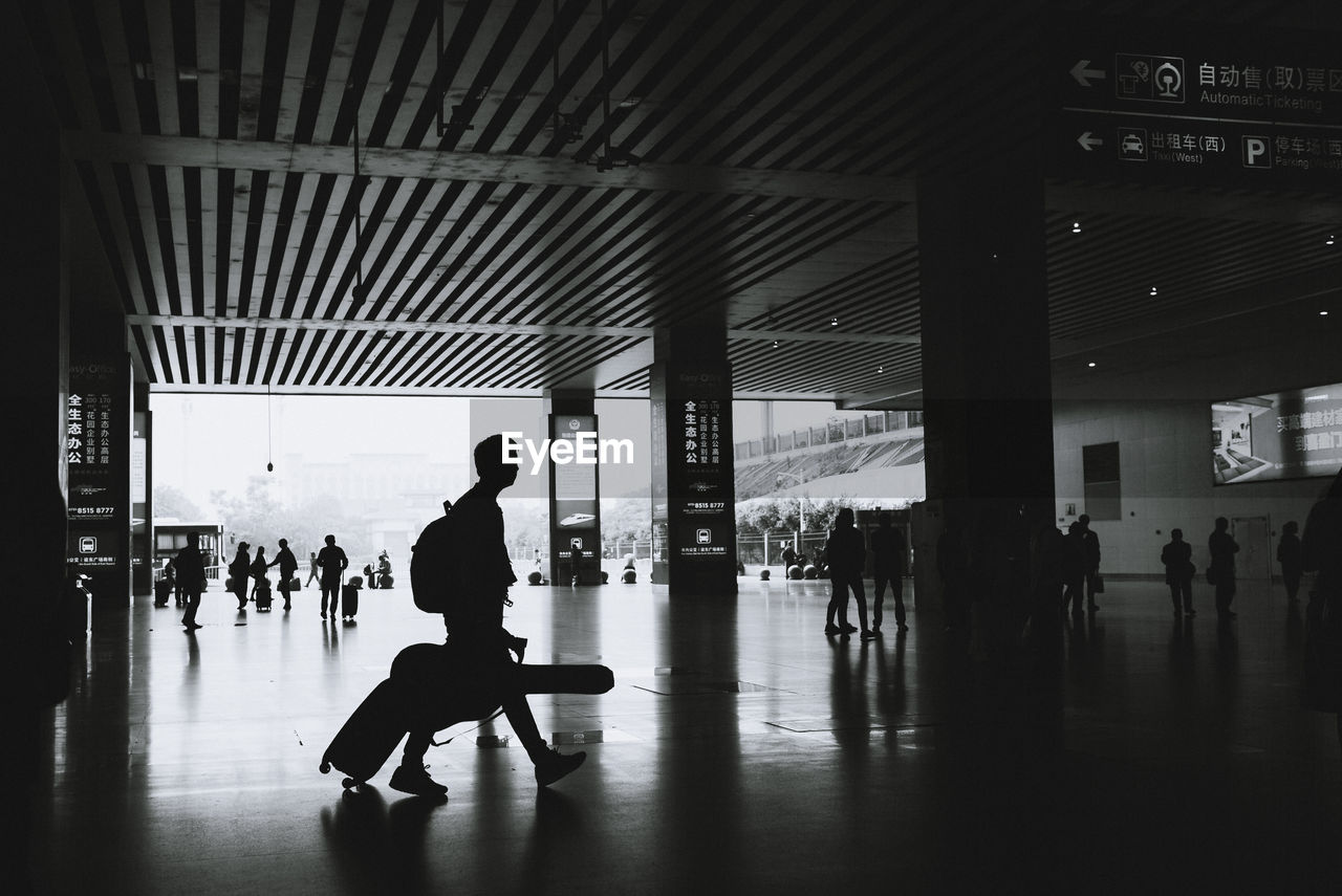 GROUP OF PEOPLE WALKING ON AIRPORT