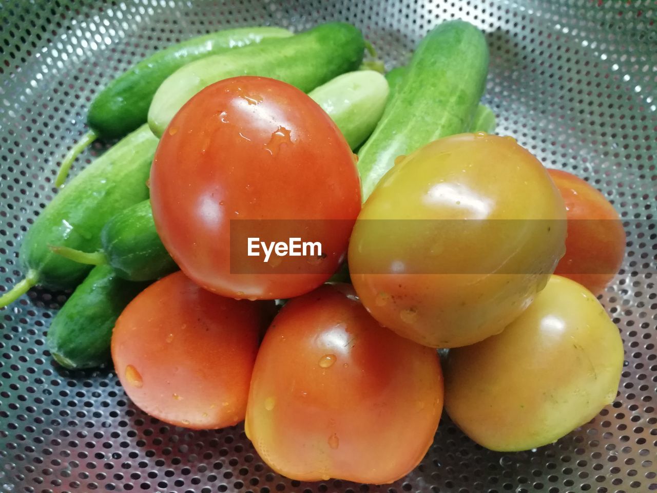 HIGH ANGLE VIEW OF CHERRY TOMATOES IN PLATE