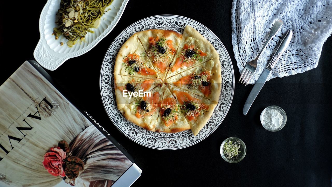 HIGH ANGLE VIEW OF FOOD IN PLATE