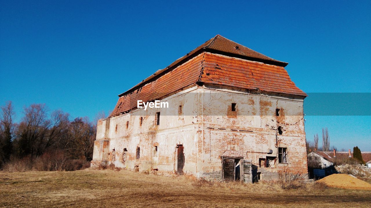 EXTERIOR OF HISTORIC CHURCH AGAINST CLEAR BLUE SKY