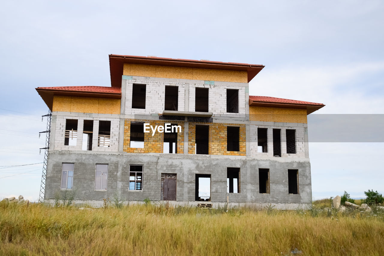 LOW ANGLE VIEW OF BUILDING AGAINST SKY