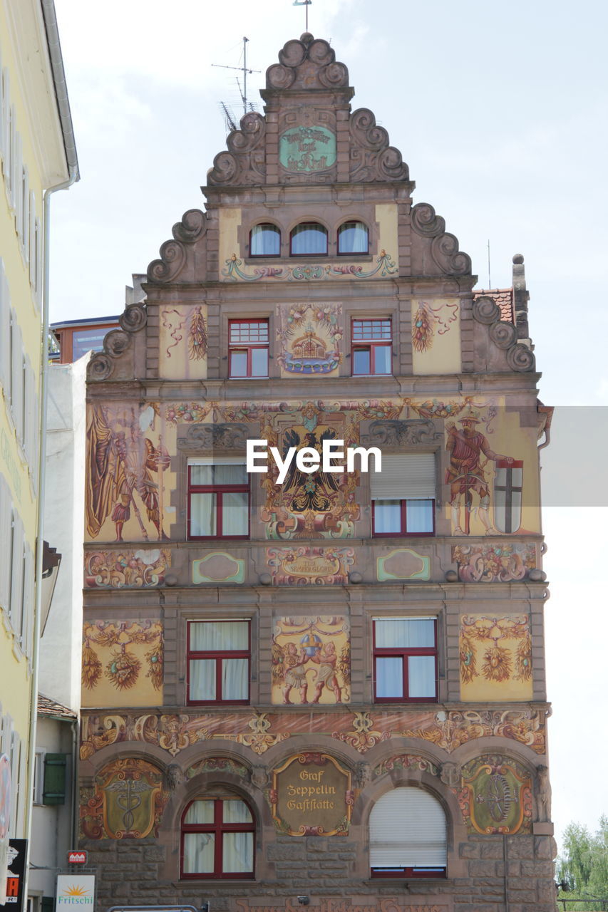 LOW ANGLE VIEW OF HISTORICAL BUILDING